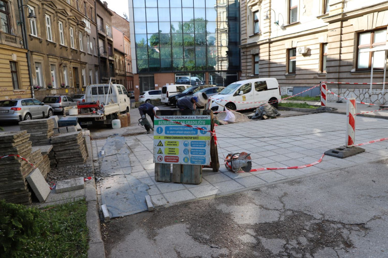 U toku radovi na sanaciji pristupne staze i platoa u Ulici Vrazova ...