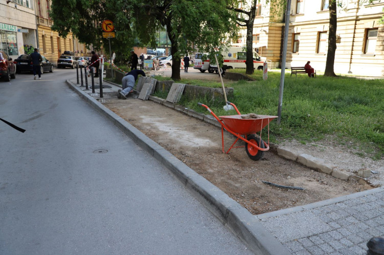 U toku radovi na sanaciji pristupne staze i platoa u Ulici Vrazova ...