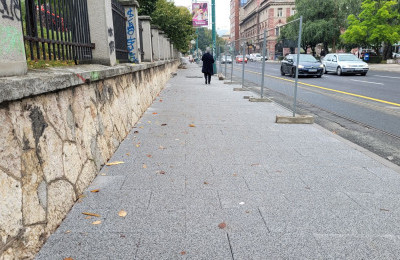 Završni radovi na popločavanju pješačkog pojasa u Ulici Maršala Tita