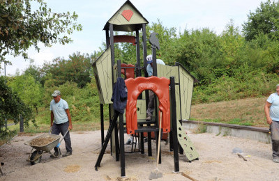 U toku postavljanje dječijeg mobilijara u Gradskom parku Jezero - Betanija