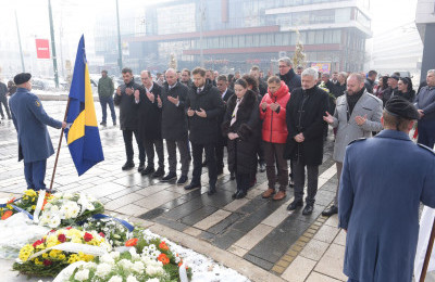 Dan državnosti BiH obilježen polaganjem cvijeća na spomen-obilježja