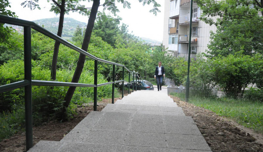 Završena sanacija stepeništa i pješačke staze u Ulici Marcela Šnajdera 