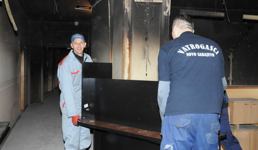 Velika pomoć vatrogasaca u raščišćavanju u zgradi Općine Centar