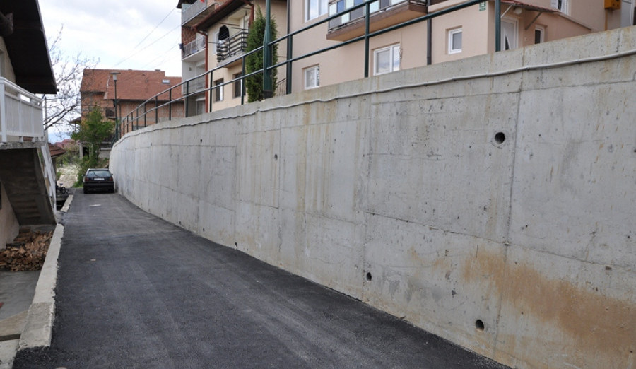 Izgrađen potporni zid i asfaltiran dio Ulice Šejh Juje na Sedreniku