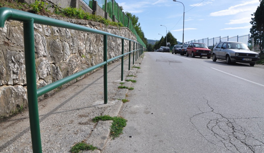 U Ulici Stjepana Tomića postavljena pješačka ograda