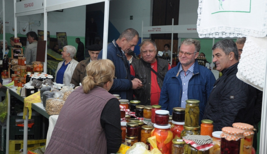 Predsjedavajući Ajnadžić posjetio sajam Dani jabuke