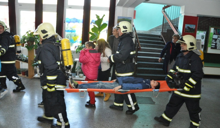 Uspješno izvedena pokazna vježba spašavanja u OŠ „Nafija Sarajlić“