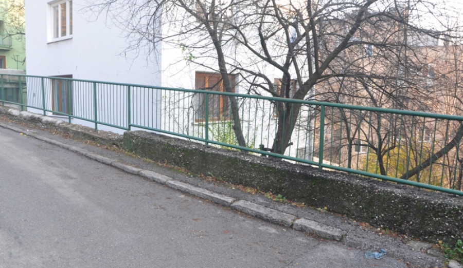 U Tepebašinoj ulici postavljena nova pješačka ograda 