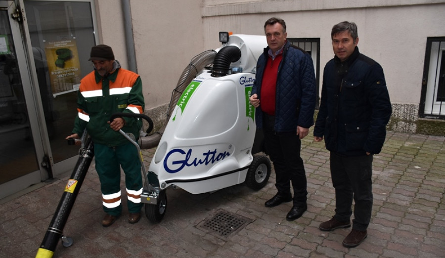 Bećirević uručio KJKP „Rad“ vozilo za održavanje čistoće na javnim površinama 