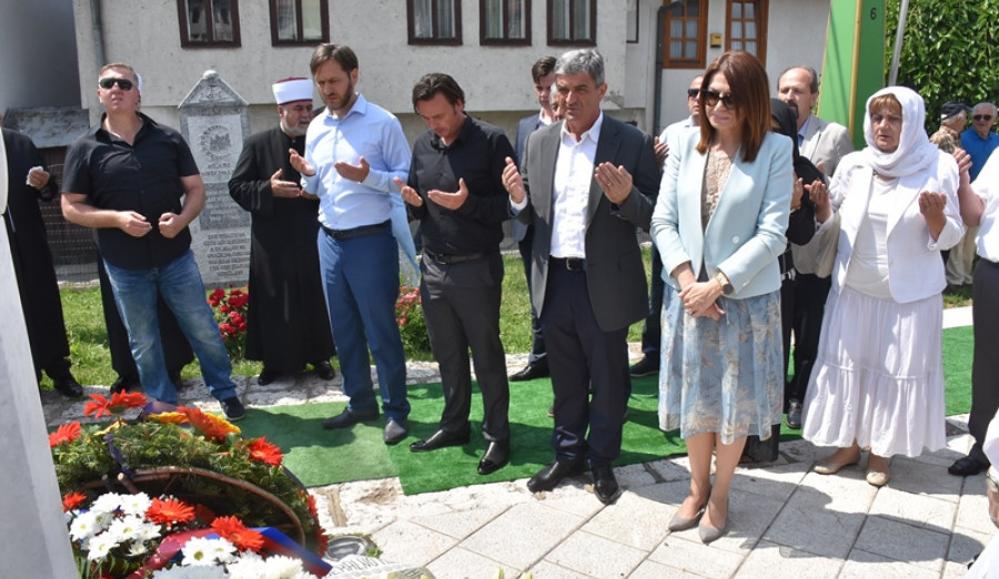 Delegacija Općine Centar položila cvijeće povodom Dana šehida 