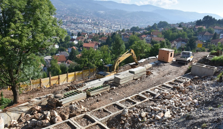 Do sredine septembra planiran završetak radova na sanaciji klizišta u ulicama Pećina i Urijan Dedina na Soukbunaru