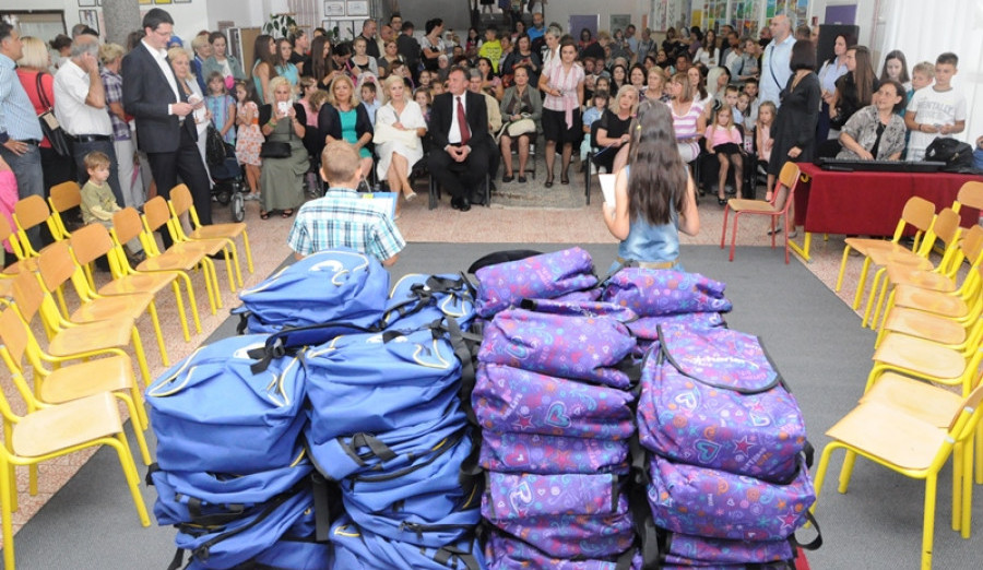 Prvačići iz Centra obradovani novim školskim torbama i priborom