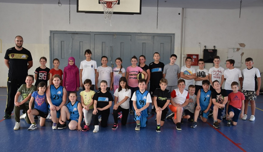 Počela besplatna škola košarke za osnovce iz Centra