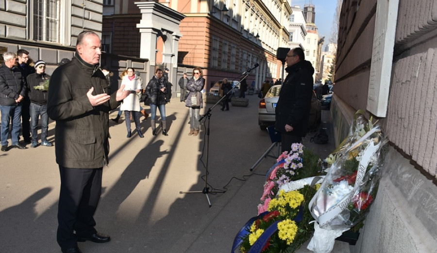 Položeno cvijeće na mjestu pogibije osam sugrađana u Gimnazijskoj ulici