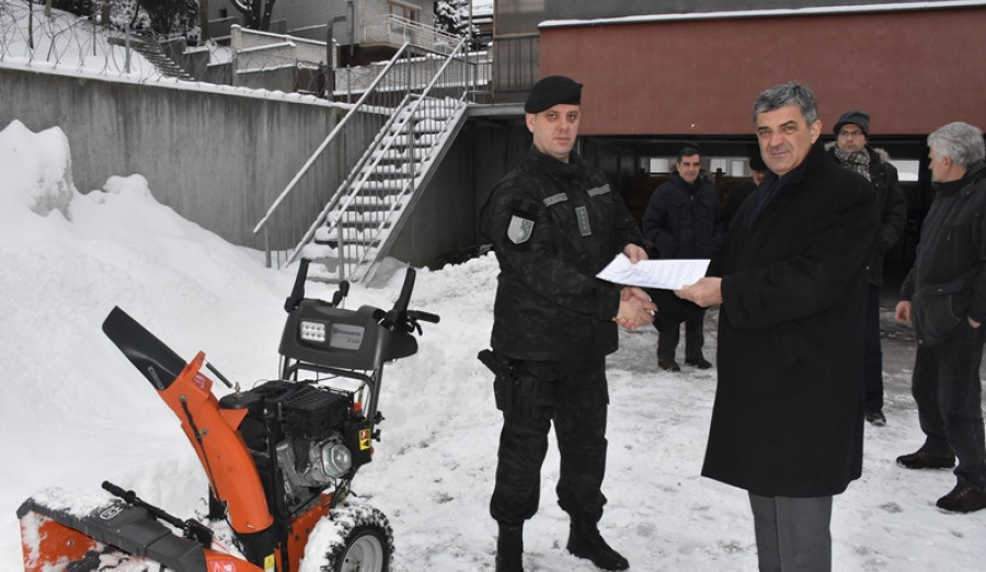 Ajnadžić uručio mašinu za čišćenje snijega Jedinici za specijalističku podršku MUP-a KS