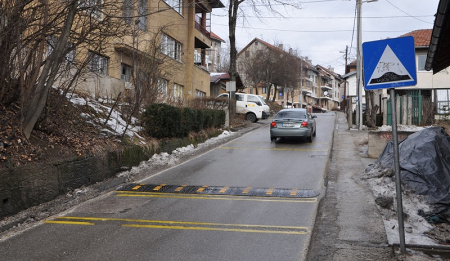 Postavljene nove saobraćajne prepreke u Odobašinoj ulici