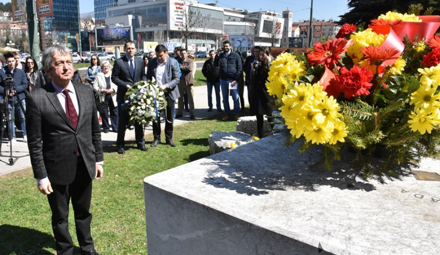 Položeno cvijeće ispred spomenika ubijenim antifašistima na Marijin Dvoru
