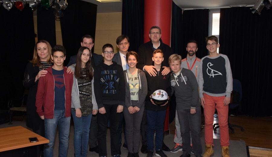 Osnovci iz škole „Silvije Strahimir Kranjčević“ predali košarkašku loptu kolegama iz Katoličkog školskog centra