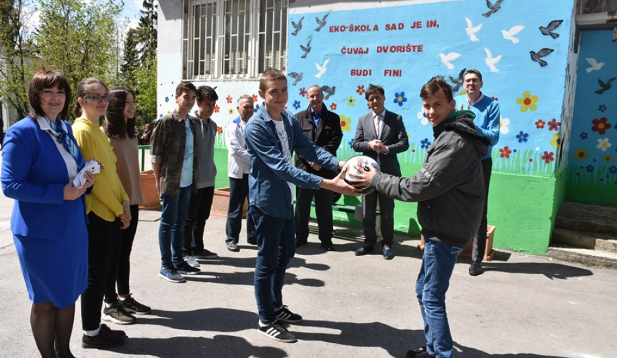 Promotivna košarkaška lopta predata učenicima “Musa Ćazim Ćatić”