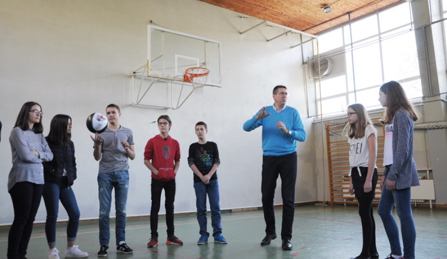 Učenici osnovnih škola nastavljaju razmijenjivati promotivnu košarkašku loptu