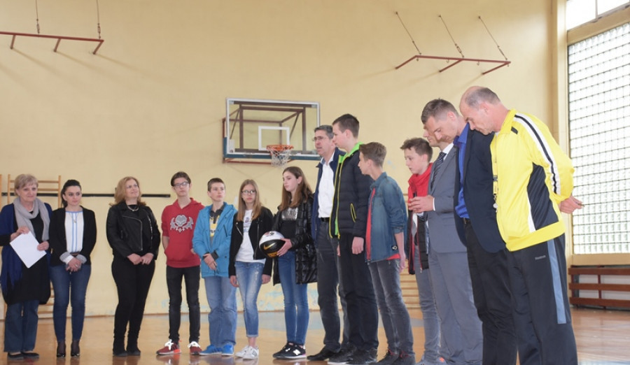 Učenici OŠ “Nafija Sarajlić“ preuzeli promotivnu košarkašku loptu