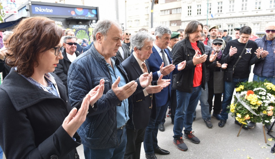 Načelnik Ajnadžić odao dužnu počast nevino stradalim u Dobrovoljačkoj ulici