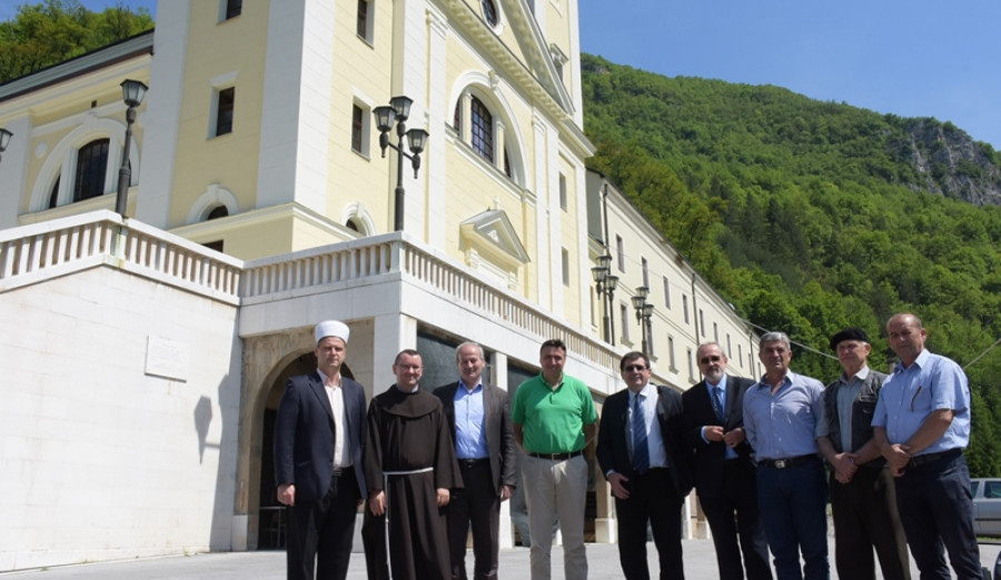 Ajnadžić posjetio Kraljevu Sutjesku i uručio donaciju za franjevački samostan i džamiju sultana Mehmeda II el-Fatiha