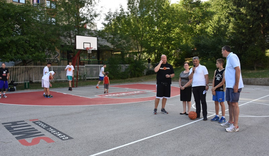 (FOTO) Načelnik Ajnadžić otvorio obnovljeno košarkaško igralište u krugu OŠ „Isak Samokovlija“