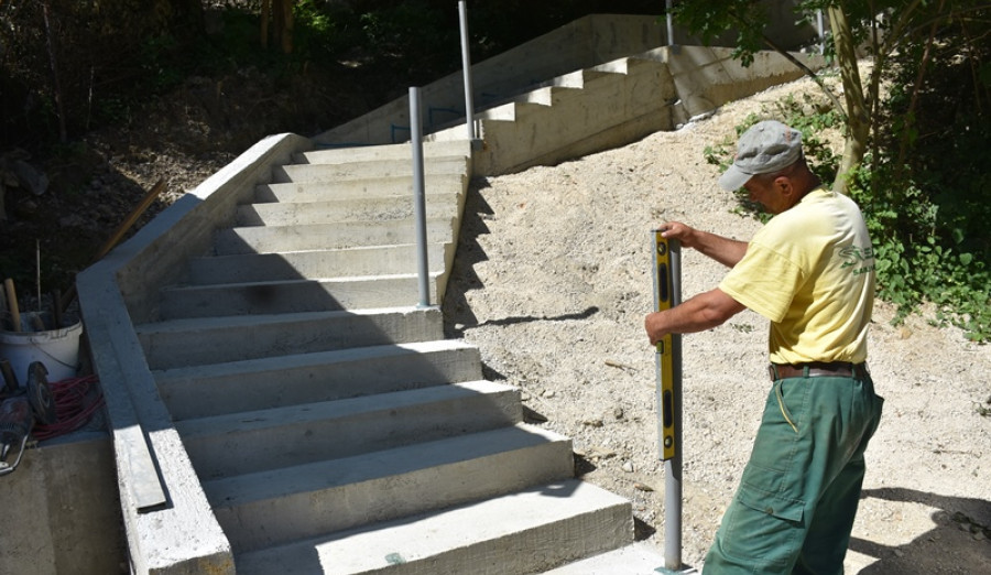 (FOTO) Završeni armirano-betonski radovi na izgradnji pristupnog puta i stepeništa Čobanija-Put Mladih muslimana