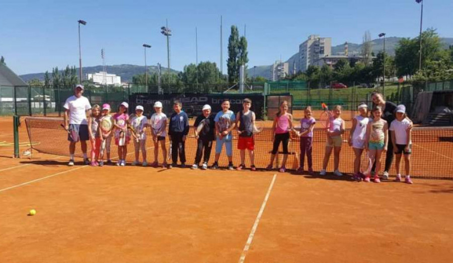 (FOTO) Besplatna škola tenisa za učenike osnovnih škola