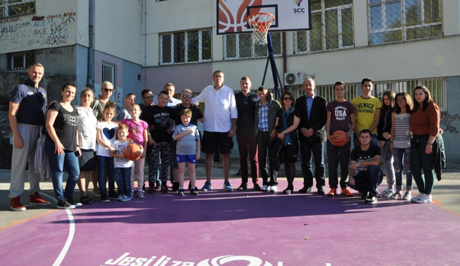 Učenicima Centra za slušnu i govornu rehabilitaciju predato na korištenje obnovljeno košarkaško igralište