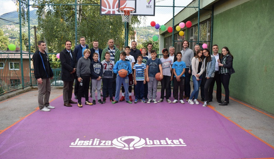 Učenicima Osnovne škole „Hasan Kikić“ predato na korištenje obnovljeno košarkaško igralište