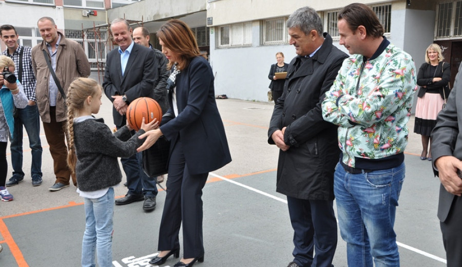 Otvoreno osmo obnovljeno košarkaško igralište u krugu OŠ „Mehmed-beg Kapetanović Ljubušak“