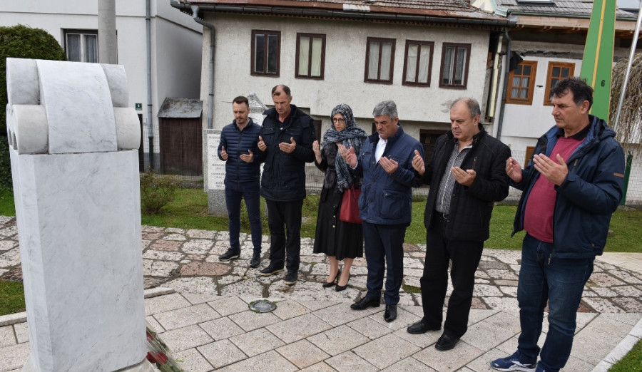 Načelnik Ajnadžić na šehidskom mezarju Kovači položio cvijeće 