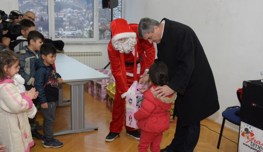 Sutra podjela novogodišnjih paketića za romsku djecu iz Centra