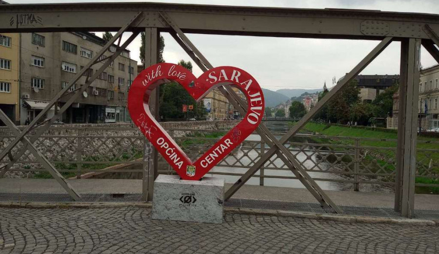 3D srce „With love Sarajevo–Općina Centar“ će biti vraćeno na Eiffelov most