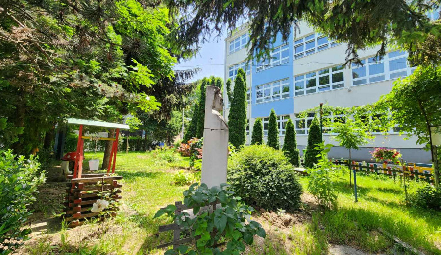 Izgradnja spomen-obilježja u dvorištu Osnovne škole „Vladislav Skarić“