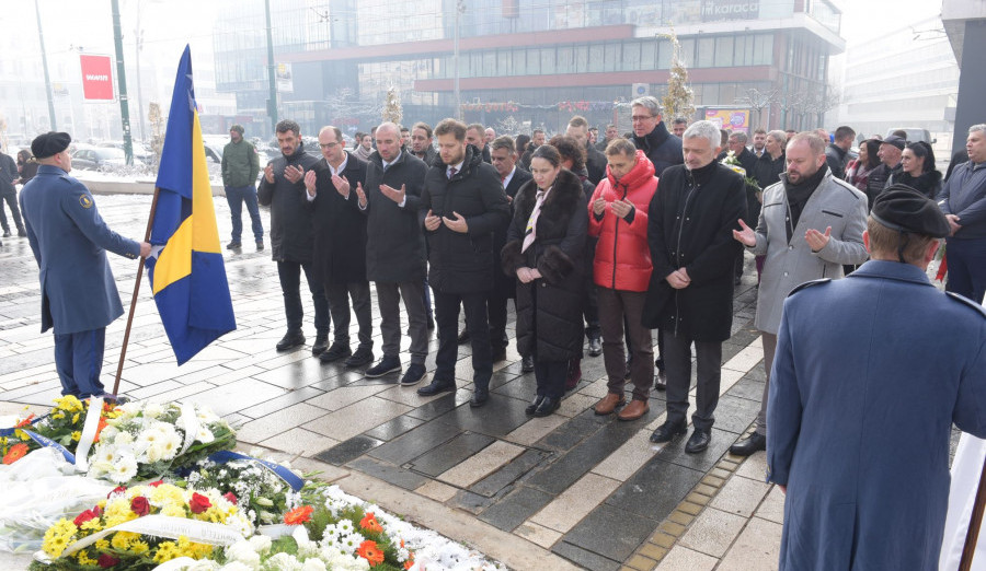 Dan državnosti BiH obilježen polaganjem cvijeća na spomen-obilježja