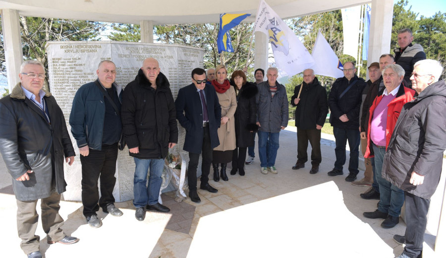 Polaganjem cvijeća obilježen Dan reintegracije općine Centar