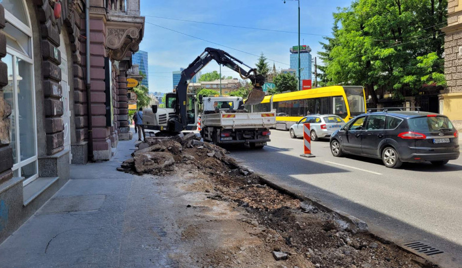 Počela sanacija pješačkog pojasa u Ulici Maršala Tita