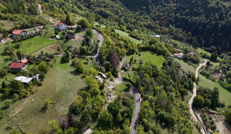 Napreduju radovi na rekonstrukciji saobraćajnice u zaseoku Gradac
