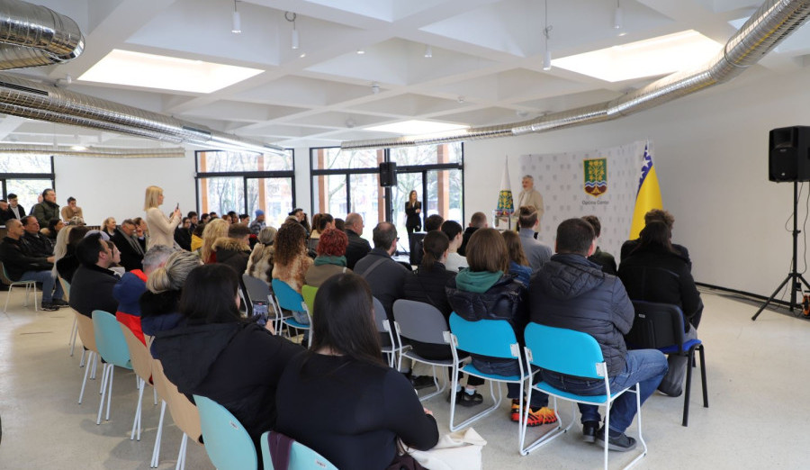 Načelnik Mandić potpisao ugovore sa srednjoškolcima