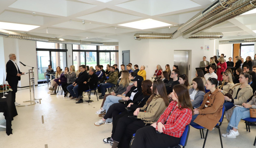 Načelnik Mandić potpisao ugovore sa studentima