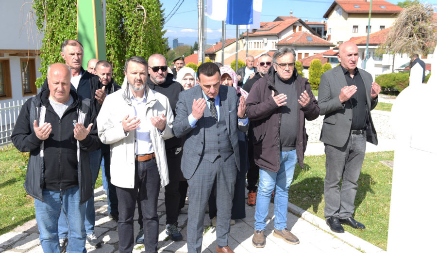 Delegacije položile cvijeće na šehidska mezarja i spomen-obilježja