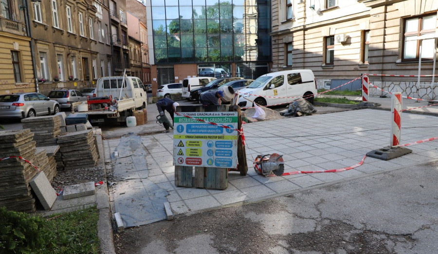U toku radovi na sanaciji pristupne staze i platoa u Ulici Vrazova