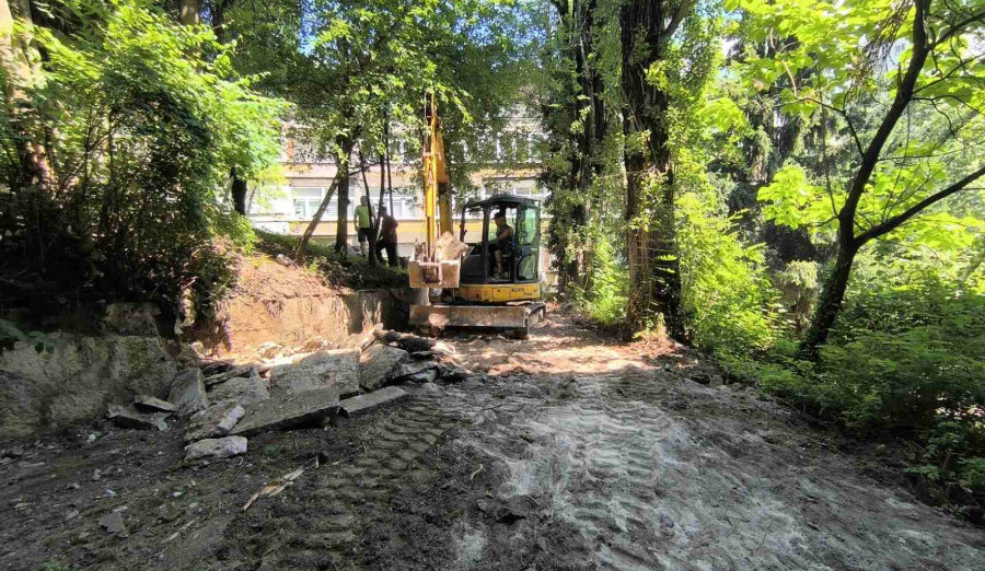 Započeli radovi na sanaciji stepeništa i platoa u Ulici Alipašina