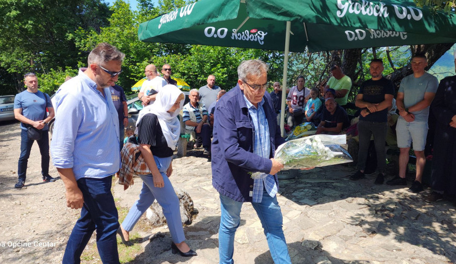 Odata počast i položeno cvijeće ispred spomen-česme na Skakavcu