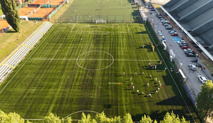 Nova umjetna trava na pomoćnom terenu stadiona „Asim Ferhatović Hase“